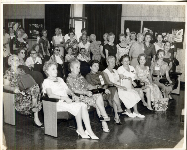 Foto de Delegación de ASTA, Salón de actos de la Biblioteca, octubre de 1959. Fondos BNCJM  